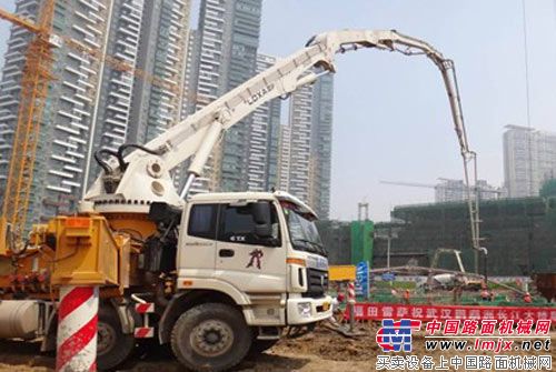 图为福田雷萨泵车在武汉鹦鹉洲长江大桥施工现场
