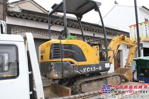玉柴重工東山常老板的YC13-8小挖機正準備出發作業