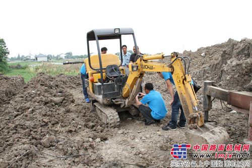 玉柴重工服務工程師為太倉養豬場YC13-8小挖做檢點