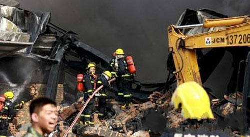 山重建机JCM挖掘机参与西安厂房火灾救援
