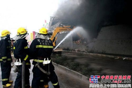 山重建机责任重于泰山，挖掘机参与火灾救援