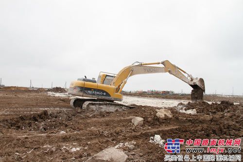 玉柴重工连云港用户施老板的YC230挖机在忙碌的施工