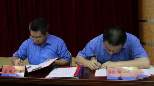 总经济师王炜代表公司与员工代表杨永群签约