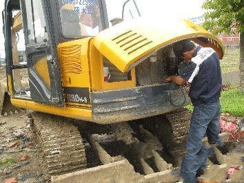 雷沃挖掘机湖北服务人员为用户检查机器