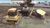 看最酷挖掘机如何将两辆陷入泥中的推土机“救”出！ 