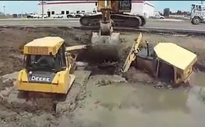 看最酷挖掘机如何将两辆陷入泥中的推土机“救”出！ 