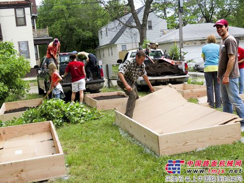 志愿者，包括凯斯工程机械的员工及其家属，胜利花园“闪电计划”项目执行期间在密尔沃基安装建设了278个家庭花园