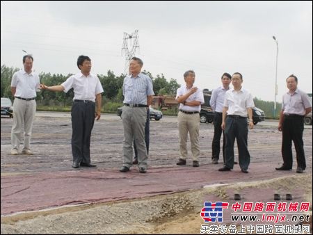 张义华（左二）向何清华（左三）介绍常林高端装备制造产业园区项目建设情况