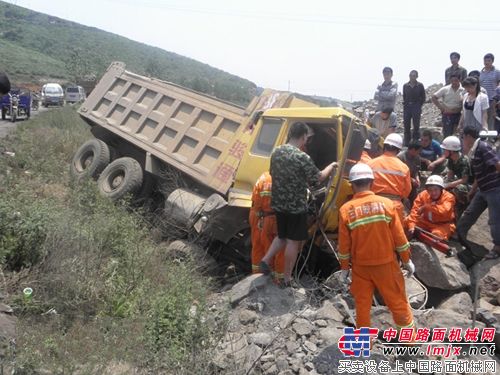一辆满载数十吨石头的货车侧翻，救援官兵解救被困司机