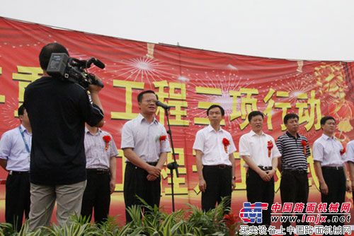 市委副书记、市长胡忠雄宣布奠基启动