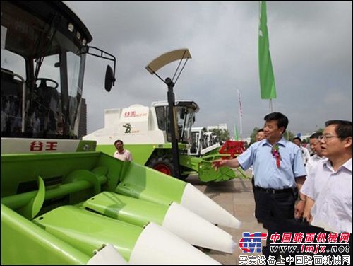 吉林省副省长王守臣等领导观摩奇瑞农业装备新产品