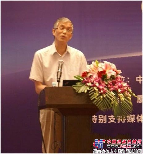 中国工程机械工业协会会长祁俊发表讲话