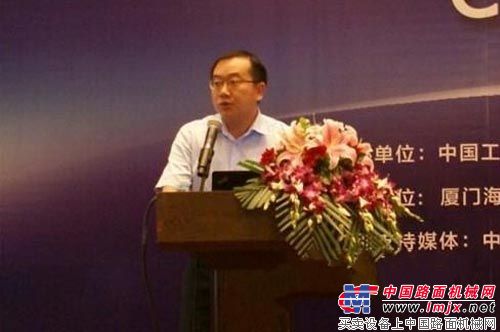 中联融资租赁公司的倪仕水总经理助理发表讲话