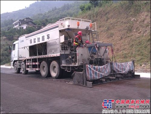 徐工XF100稀浆封层车在湖北宜昌参与多项路面施工