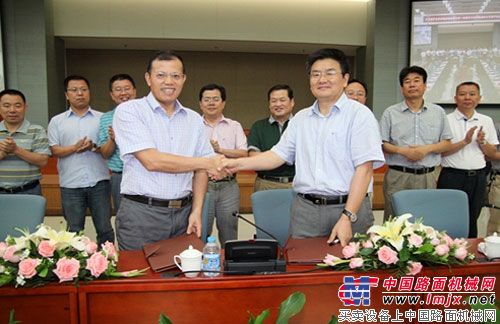吴明先总经理与李世坤总经理签订了双方战略合作协议书
