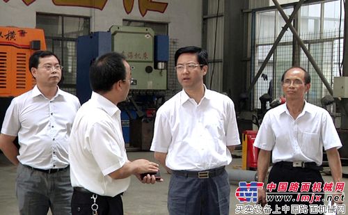 马鞍山市委书记郑为文详细了解冷再生机生产流程
