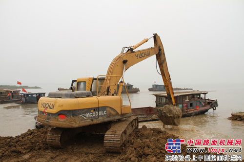 玉柴重工YC230-8挖机参与江苏某地填湖造路工程