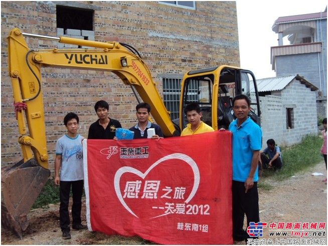 广西桂东南大区服务工程师陶仁安（右一）和客户合影留念