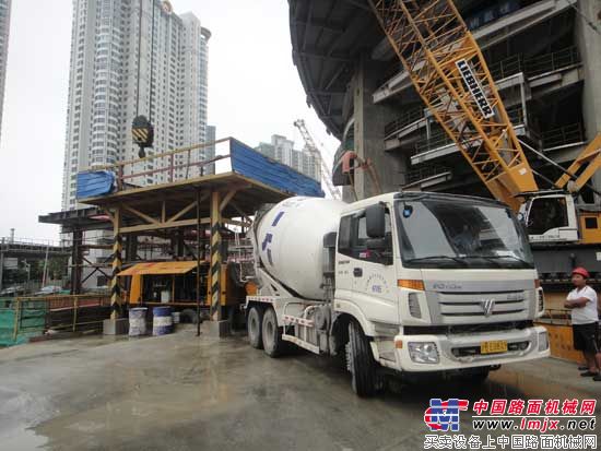 福田雷薩攪拌車在上海中心大廈施工現場