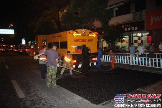 美通筑机保温车助力杭州市区道路建设