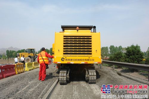 陝建機CM2000銑刨機京藏高速顯身手