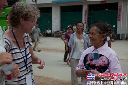 阿特拉斯_科普柯（中国）投资有限公司副总裁Liselotte-Duthu与当地村民交流