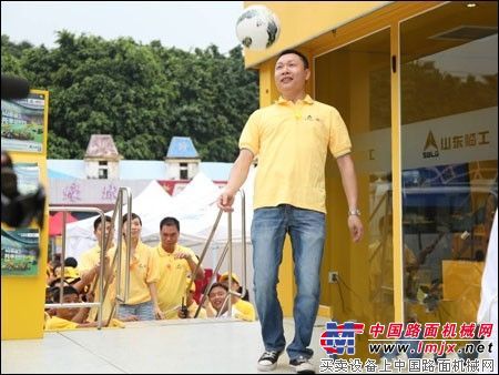 双雄对决 临工广州客户助威中超联赛
