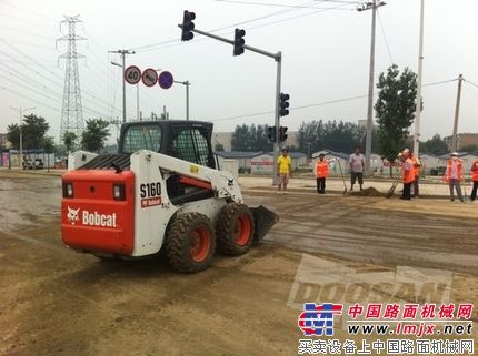 斗山山猫小型设备助力房山暴雨灾后重建