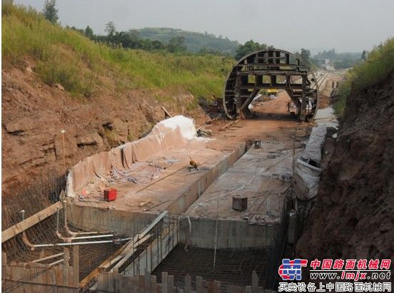 兰渝铁路12标四分部骆驼梁子隧道掀起大干热潮