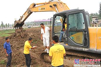 山重建机工程师帮用户检查设备