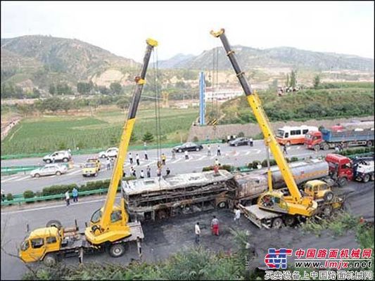 徐工起重机参与延安特大交通事故救援 