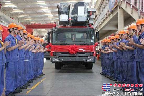 亚洲最高100米登高平台消防车在徐工问世