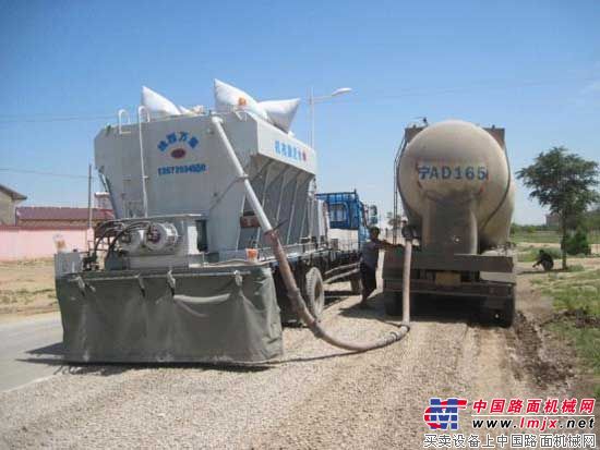 散裝水泥運輸罐車給FS-2500水泥撒布機上料