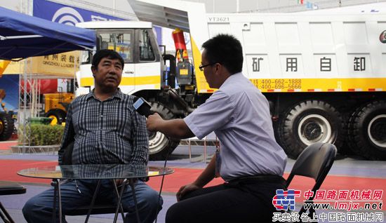 矿用车新疆区域铁杆客户参访宇通重工亚博会展区