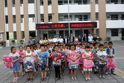 神钢中国CSR委员会向庆兴神钢小学新生赠送书包