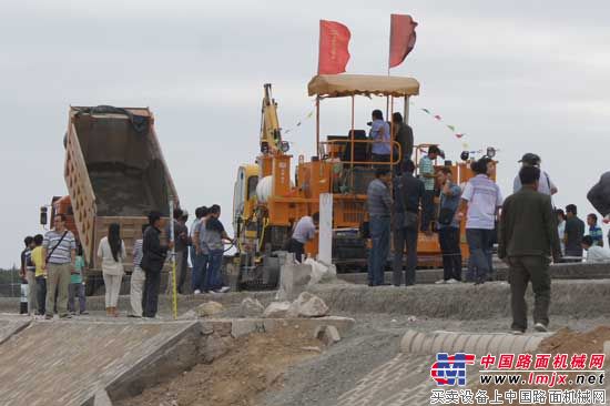 江苏华通动力HTH3400B型滑模式水泥摊铺机施工现场