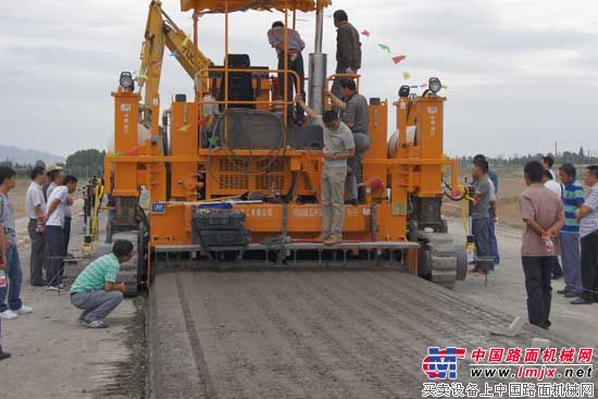 江苏华通动力HTH3400B型滑模式水泥摊铺机施工现场