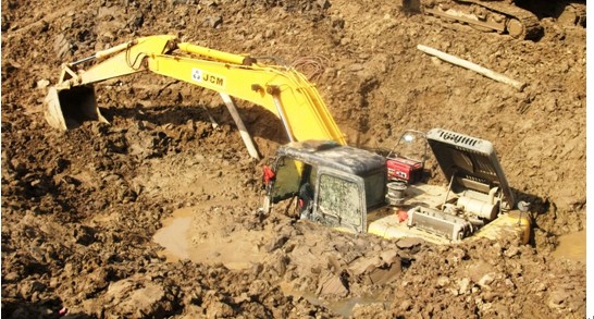 挖掘机深陷泥潭