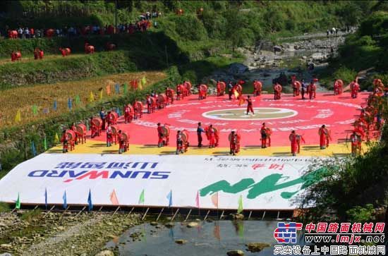 山河智能傲立矮寨低空跳伞节完美落幕
