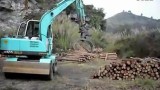 新源挖机五爪夹木器施工视频