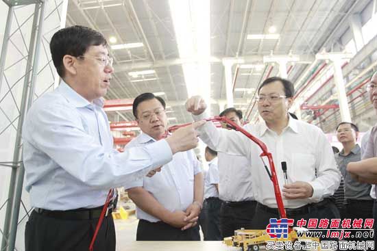 韩永文（左一）希望三一生产出世界最高品质的产品