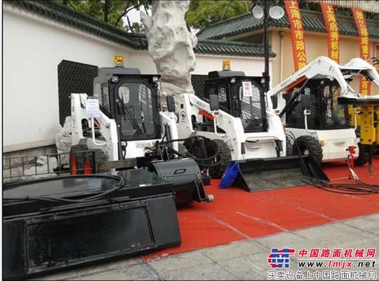 福威重工滑移装载机精彩亮相上海市政