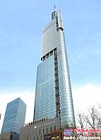 南京紫峰大厦|南京紫峰大厦，主体高度达381米，是南京第一高楼。其中泵送高层、高标号混凝土均由三一重工3台泵车、2台特制拖泵施工完成。泵送施工方南京市普迪混凝土有限公司董事长杨新伟说：作为南京市的第一高楼，我们也是第一次来承接这么高层泵送，在整个过程中当中三一重工给了很大的支持，特别是在售后服务质量保证上。