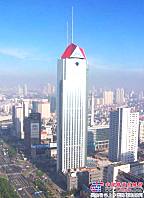 青岛国际金融中心|青岛国际金融中心，高度为245米，是青岛第一高楼。它的混凝土泵送任务是由三一设备拖泵担纲完成的。