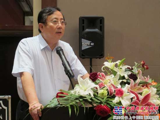 中国散装水泥推广发展协会理事长丁建一讲话