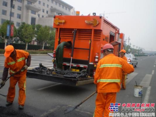 吳江街頭，“修路王”正在進行道路養護施工