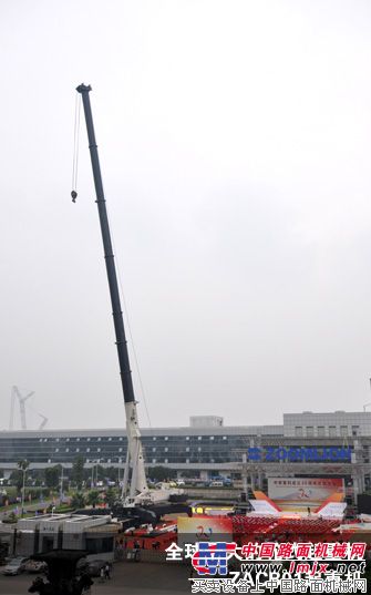 中联重科ZACB01是目前全球最大的轮式起重机
