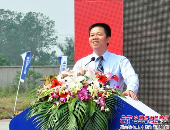中联工程起重机公司副总裁郑波先生致辞