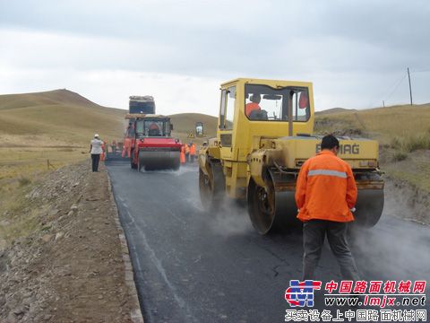  永肅公路試驗路段利用熱再生瀝青混合料鋪築路麵現場