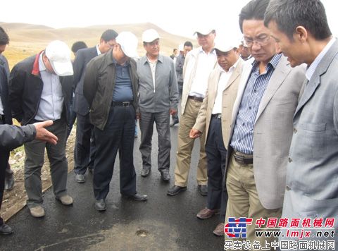 公路局领导及专家现场观摩并检测沥青热再生路面